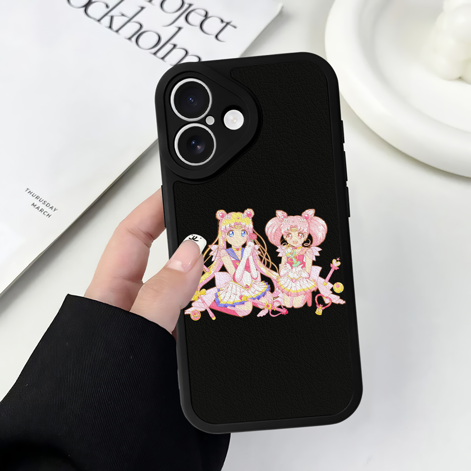 （画像用） 美少女戦士セーラームーン 月野 うさぎ つきの うさぎ Sailor Moon Tsukino Usagi 【iPhone 16シリーズ対応】シリコンスマホケース（レザー調） 材質：シリコン